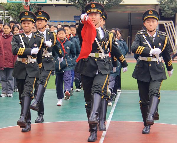 2校国旗班与翱翔五班学生代表执行升旗仪式 2校国旗班与翱翔五班学生代表执行升旗仪式