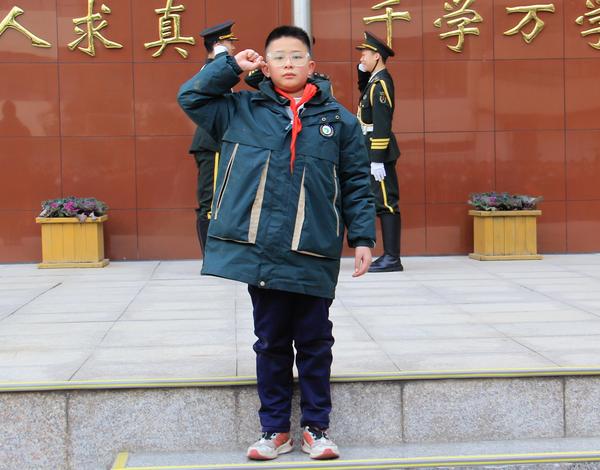 4张家泽同学带领全体师生宣誓 4张家泽同学带领全体师生宣誓