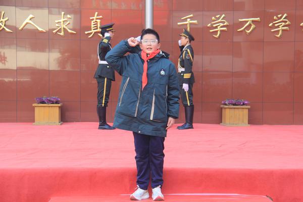 5张家泽同学带领全体师生进行宣誓