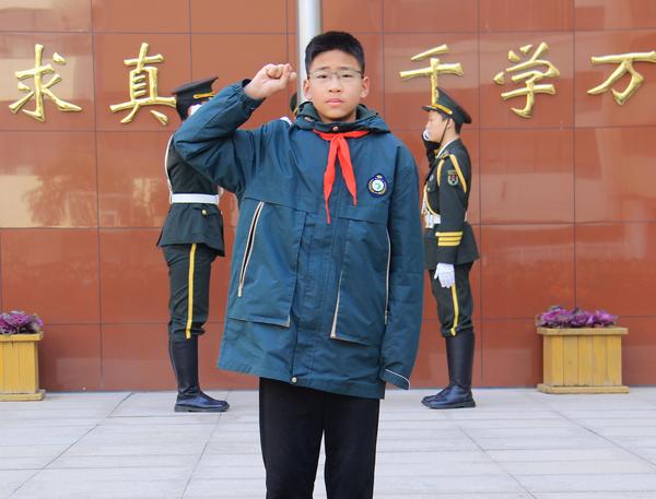 4杨耀东同学带领全体师生宣誓 4杨耀东同学带领全体师生宣誓