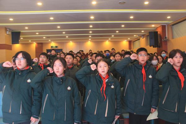 2学生干部进行集体宣誓 2学生干部进行集体宣誓