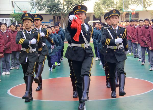2校国旗班与启航三班学生代表执行升旗仪式 2校国旗班与启航三班学生代表执行升旗仪式