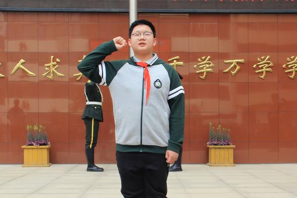 4朱泽睿同学带领全体师生宣誓 4朱泽睿同学带领全体师生宣誓