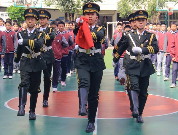 2校国旗班与追光一班学生代表执行升旗仪式 2校国旗班与追光一班学生代表执行升旗仪式
