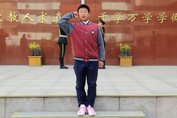 4桑子凯同学带领全体师生宣誓 4桑子凯同学带领全体师生宣誓