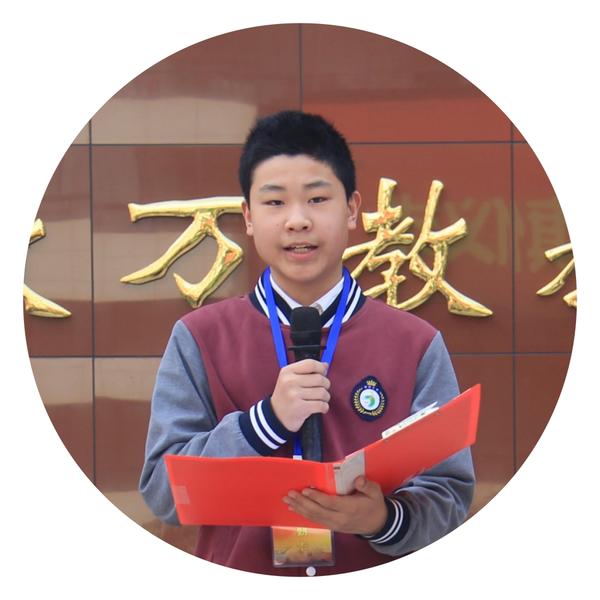 2苗哲语同学进行好书分享