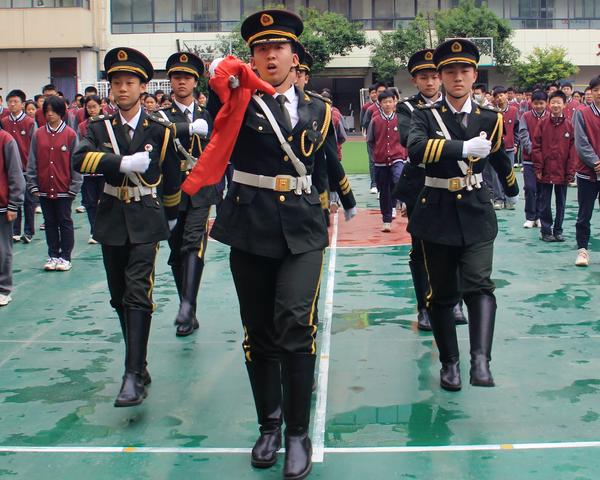 2校国旗班与云帆二班学生代表执行升旗仪式 2校国旗班与云帆二班学生代表执行升旗仪式