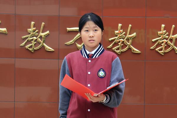 3窦丹妮同学主持升旗仪式 3窦丹妮同学主持升旗仪式