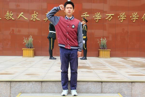 4袁方硕同学带领全体师生宣誓 4袁方硕同学带领全体师生宣誓