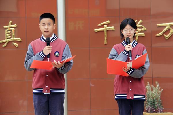 5师玮晴、李翱翔同学进行国旗下演讲 5师玮晴、李翱翔同学进行国旗下演讲
