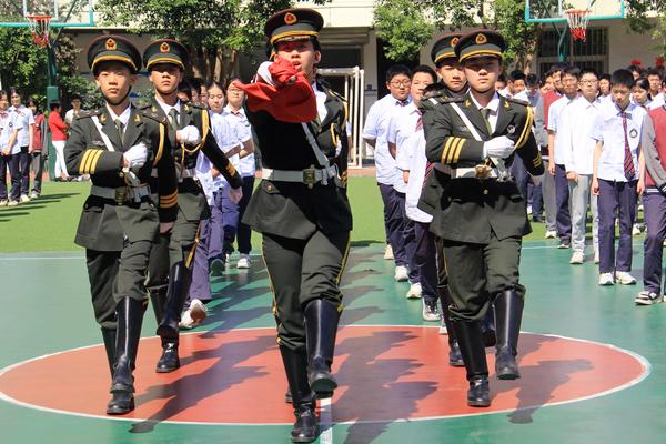2校国旗班与鲲鹏三班学生代表执行升旗仪式 2校国旗班与鲲鹏三班学生代表执行升旗仪式
