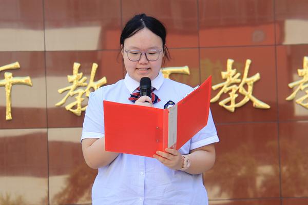 3侯佳利同学主持升旗仪式 3侯佳利同学主持升旗仪式