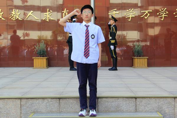 4王子硕同学带领全体师生宣誓 4王子硕同学带领全体师生宣誓