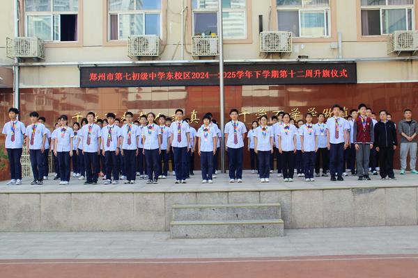 6.2吴元军主任、葛向峰老师、李敏宽老师为体育考试满分的学生颁奖 6.2吴元军主任、葛向峰老师、李敏宽老师为体育考试满分的学生颁奖