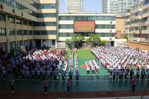 1郑州市第七初级中学东校区举行第十四周升旗仪式 1郑州市第七初级中学东校区举行第十四周升旗仪式