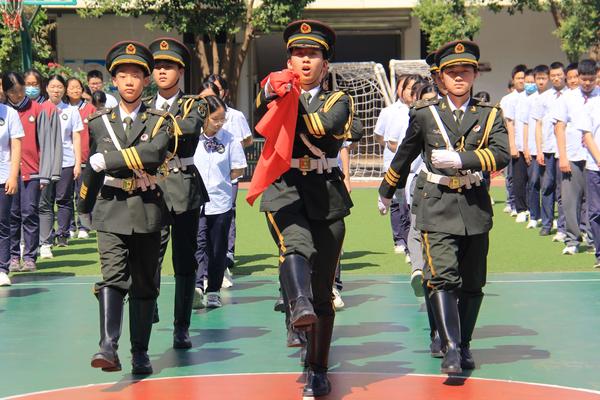 2校国旗班与追梦四班学生代表执行升旗仪式 2校国旗班与追梦四班学生代表执行升旗仪式