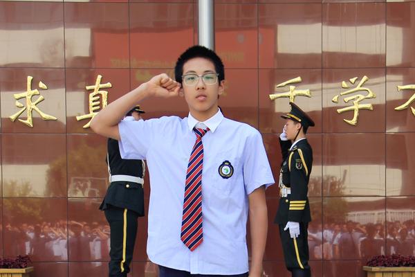 4任宇泽同学带领全体师生宣誓 4任宇泽同学带领全体师生宣誓