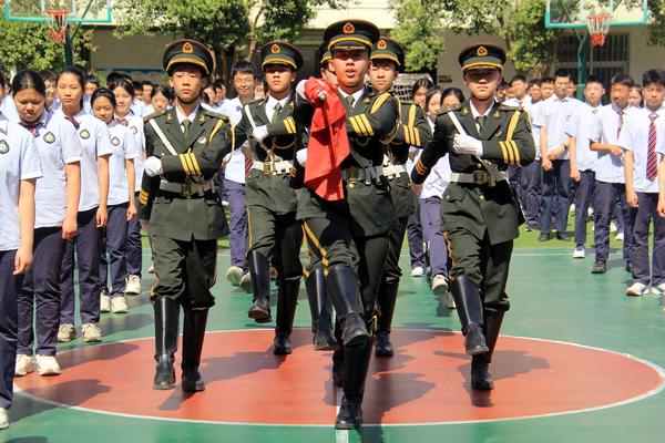 2校国旗班与星火五班学生代表执行升旗仪式 2校国旗班与星火五班学生代表执行升旗仪式