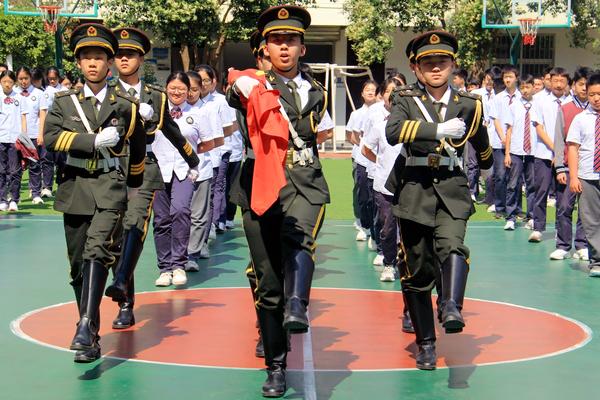 2校国旗班与鸿志六班学生代表执行升旗仪式 2校国旗班与鸿志六班学生代表执行升旗仪式