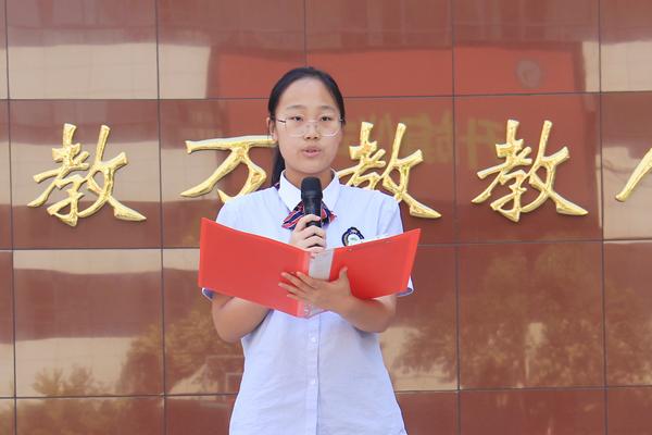 3杨舒涵同学主持升旗仪式 3杨舒涵同学主持升旗仪式