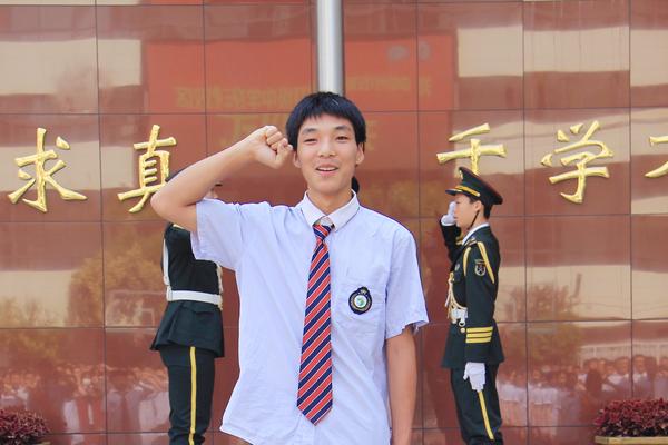 4柴国奥同学带领全体师生宣誓 4柴国奥同学带领全体师生宣誓