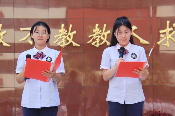 5刘津汝、张悦欣同学进行国旗下演讲 5刘津汝、张悦欣同学进行国旗下演讲