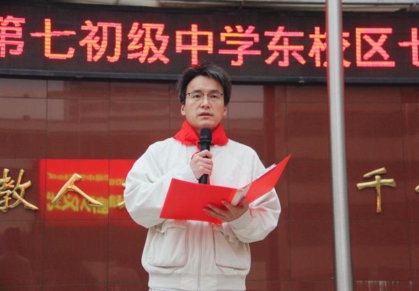 刘冰宣读建队决定 刘冰宣读建队决定