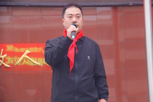 大队辅导员耿永刚带领学生重温入队誓词 大队辅导员耿永刚带领学生重温入队誓词