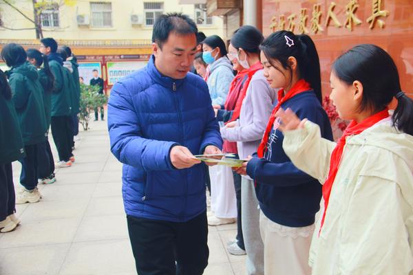 耿永刚给七年级颁奖 耿永刚给七年级颁奖