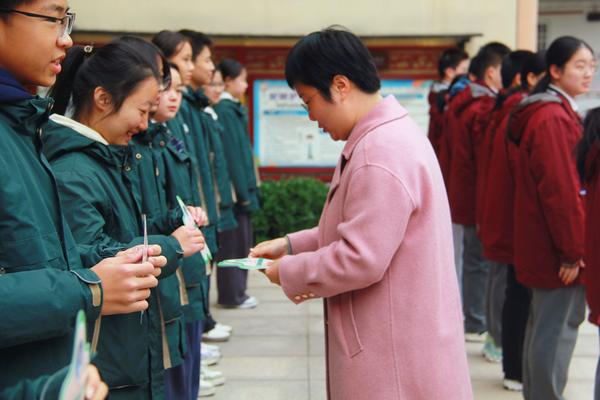 程琳给八年级颁奖 程琳给八年级颁奖