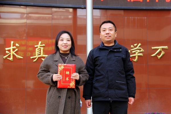 楚书记颁发聘书 (2) 楚书记颁发聘书 (2)