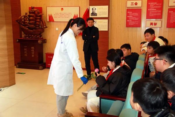 七年级学生踊跃参与液氮实验 七年级学生踊跃参与液氮实验