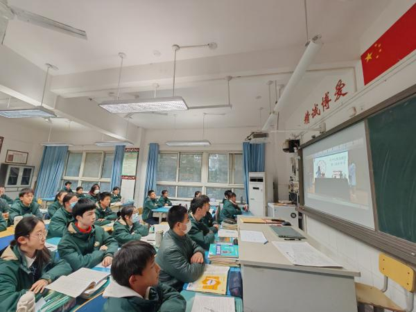 七、八年级学生在教室通过直播形式认真观看化学实验 七、八年级学生在教室通过直播形式认真观看化学实验