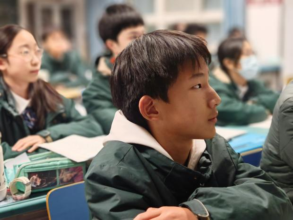 七、八年级学生在教室通过直播形式认真观看化学实验 (2) 七、八年级学生在教室通过直播形式认真观看化学实验 (2)