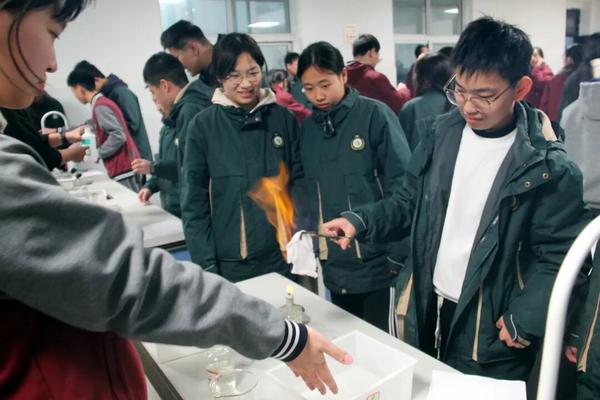 学生自主尝试化学、物理、生物实验 学生自主尝试化学、物理、生物实验