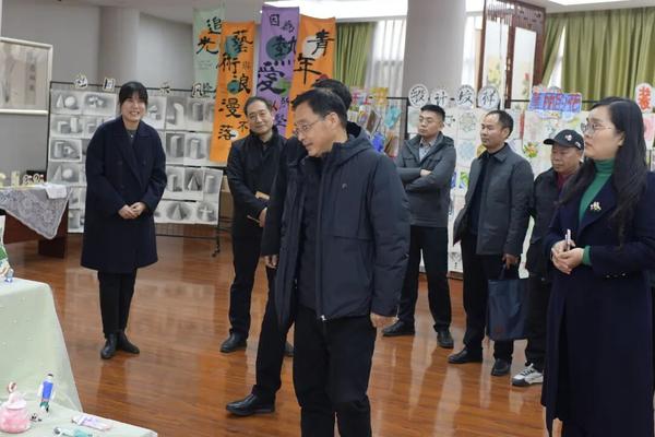 郑州七中教育集团党委书记王保军一行参观七初东校区美术教室 郑州七中教育集团党委书记王保军一行参观七初东校区美术教室