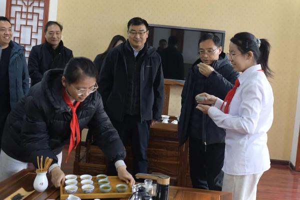 郑州七中教育集团党委书记王保军一行参观七初东校区茶艺教室 郑州七中教育集团党委书记王保军一行参观七初东校区茶艺教室