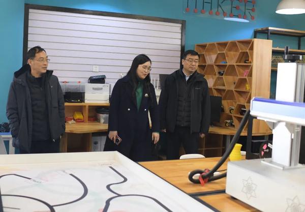 郑州七中教育集团党委书记王保军一行参观七初东校区创客教室 郑州七中教育集团党委书记王保军一行参观七初东校区创客教室