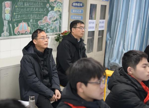 郑州七中教育集团党委书记王保军,金水区教育局局长曹鹏举深入教室听课 郑州七中教育集团党委书记王保军,金水区教育局局长曹鹏举深入教室听课
