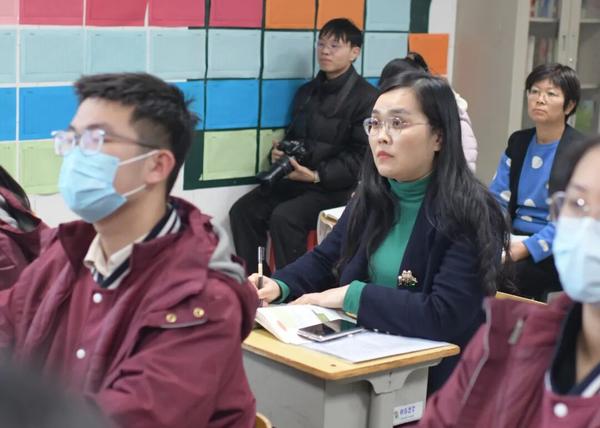 郑州七中教育集团校长黄玉杰深入教室听课 郑州七中教育集团校长黄玉杰深入教室听课