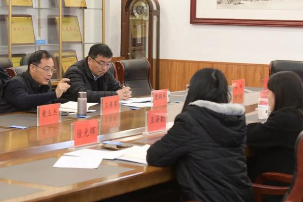 以圆桌论坛的形式展开评课1 以圆桌论坛的形式展开评课1