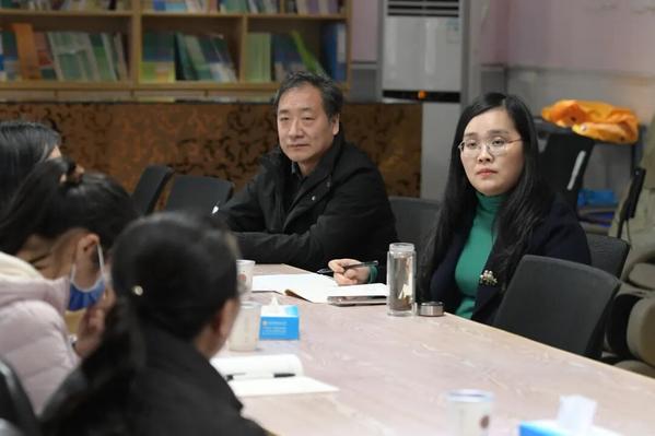 以圆桌论坛的形式展开评课2 以圆桌论坛的形式展开评课2