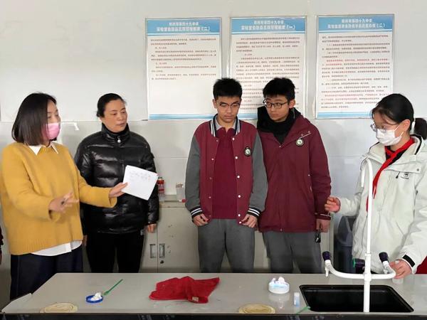 评委们在指导学生现场实验3